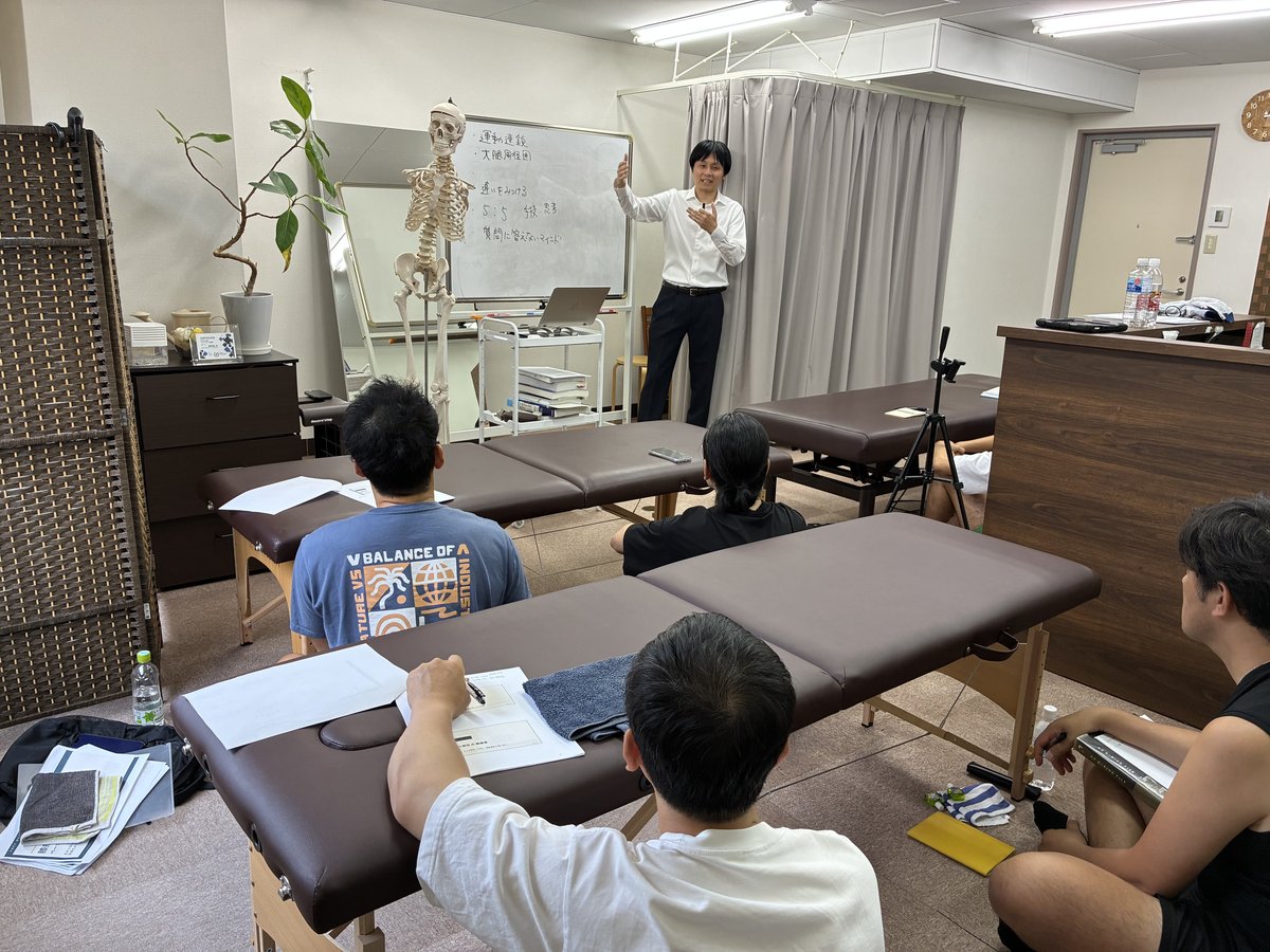 膝痛改善セミナー実践編で全国の治療家に評価と施術を指導する様子